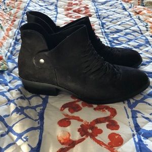 Women’s ankle booties